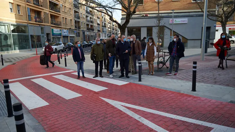 El alcalde, Enrique Maya, el consejero de Cohesión Territorial, Bernardo Ciriza, el presidente de la Mancomunidad de la Comarca de Pamplona, David Campión, y miembros de la Gerencia y Comisión de Urbanismo del Ayuntamiento visitan las obras de reurbanización y renovación de redes de abastecimiento y saneamiento en la zona sureste de Txantrea. MIGUEL OSÉS