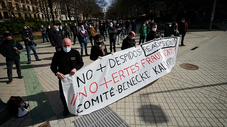 Concentración del comité de empresa de Benecke Kaliko, contra el despido de dos trabajadores y el uso "fraudulento" de ERTE. PABLO LASAOSA