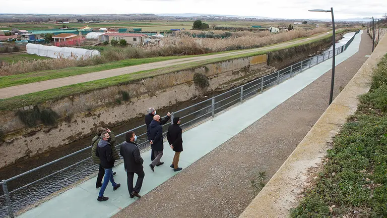 El nuevo paseo petaonal de Cabanillas se ubica en una de las márgenes del Canal de Tauste y comunica el mirador de la huerta del Ebro y la iglesia San Juan