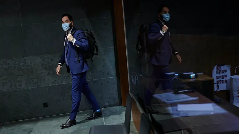 Ramón ALzórriz, del PSN, entrando al Parlamento. PABLO LASAOSA