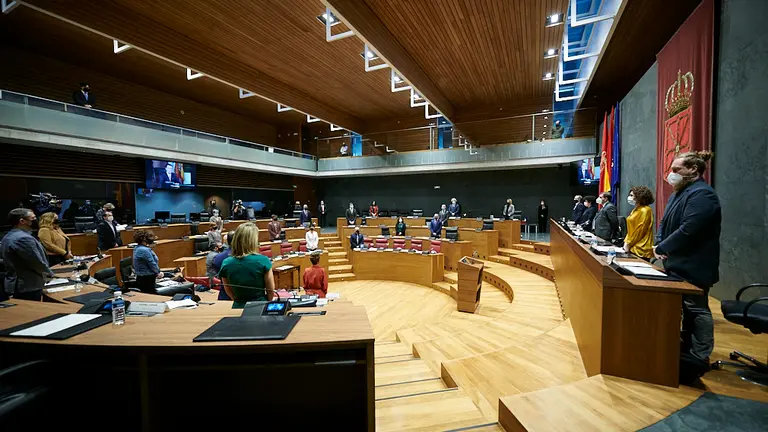 Minuto de silencio por la muerte de Rafa Gurrea, ex presidente del Parlamento. PABLO LASAOSA
