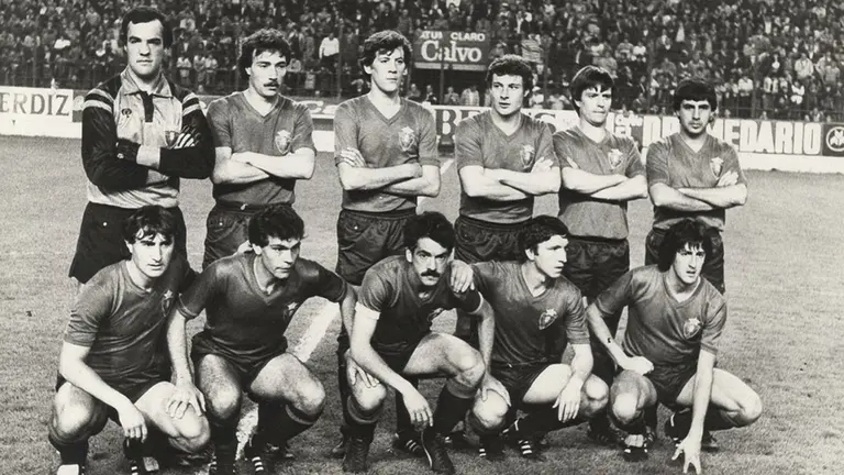 Un equipo titular de Osasuna con Enrique Basauri como portero. Cedida.