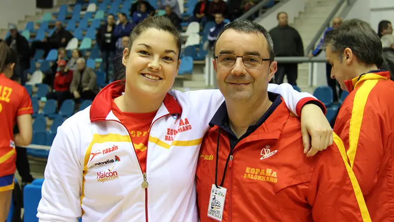 Manu Etayo junto a la pivote Silvia ederra navarra  con la selección española de balonmano