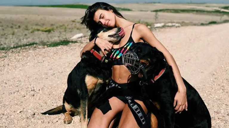 Sofía Suescun posa con sus dos perros. INSTAGRAM