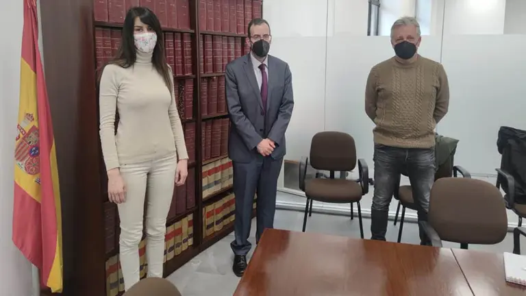 La responsable de servicios técnicos de UAGN, Sandra Muñoz; el nuevo director territorial de la inspección de trabajo en Navarra, Carlos Vivanco; y el presidente de UAGN, Félix Bariain. UAGN