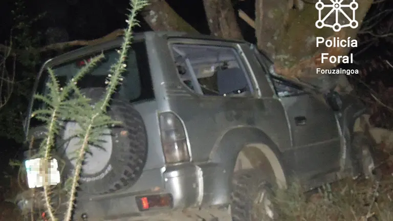 Vehículo siniestrado en un paraje de Goizueta en donde ha fallecido un vecino de la localidad de 81 años. POLICÍA FORAL