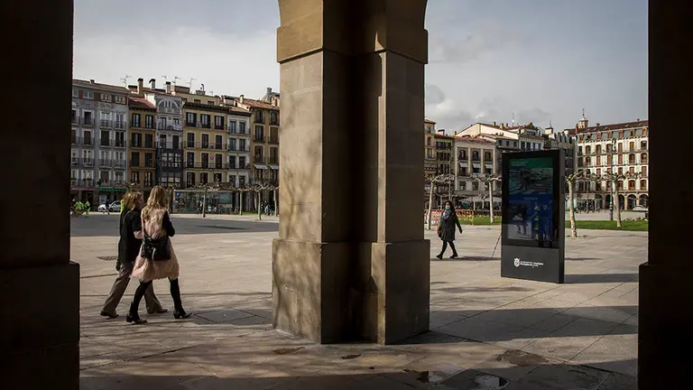 El soporte digital instalado en pleno corazón de Pamplona con información municipal. AYUNTAMIENTO DE PAMPLONA