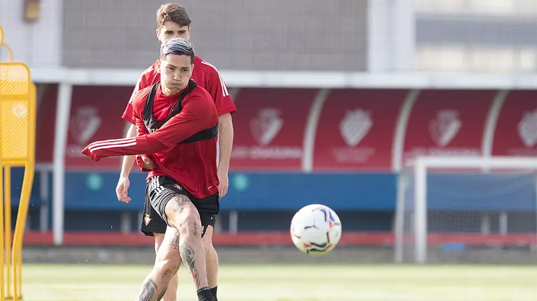 Entrenamiento de los rojillos en Tajonar con Chimy Ávila. CA Osasuna.