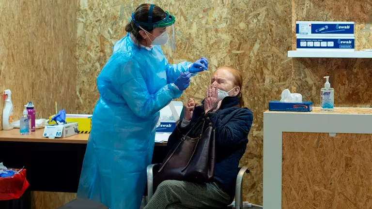 Un trabajador sanitario realiza una prueba PCR. EFE/Brais Lorenzo/Archivo

