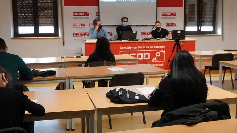 Carlos Gutiérrez, secretario de Juventud y Nuevas Realidades de Trabajo de CCOO, y Carlos Amatriain, director gerente del Instituto Navarro de la Juventud, participan en el acto de apertura de la Escuela de Formación Sindical. CCOO NAVARRA