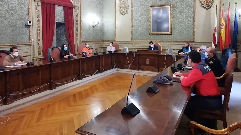 Luis Segura (médico municipal), Ana Beamonte (directora Área de Salud de Tudela y Hospital Reina Sofía), Jesús Peleato (jefe agrupación Protección Civil de Tudela), Erika Navarro (concejala de Sanidad), Alejandro Toquero (alcalde de Tudela), Juan Cruz Ruiz (jefe Policía Local de Tudela ), Pedro Martín (capitán Guardia Civil), José Antonio Palacio (jefe Policía Judicial de Policía Nacional de Tudela), Miguel Ángel Escudero (comisario jefe Policía Foral de Tudela). AYUNTAMIENTO DE TUDELA