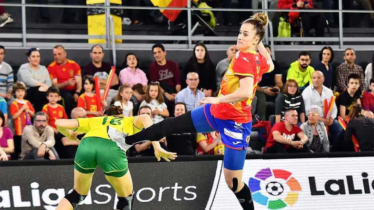 Nerea Pena, jugadora de la selección española femenina de balonmano. J. L. RECIO / RFEBM
