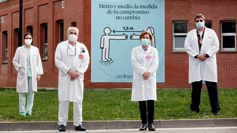 El jefe de urgencias del Complejo Hospitalario de Navarra, Javier Sesma (2i), la medico de la UCI, Isabel Jiménez (i), la jefa del área de enfermería, Ana Mariñelarena (2d), y el gerente del Complejo Alfredo Martínez Larrea (d). EFE/Jesús Diges