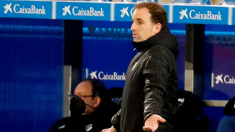 El entrenador de Osasuna, Jagoba Arrasate, durante el partido de la jornada 25 de LaLiga que Deportivo Alavés y Osasuna disputan este sábado en el estadio de Mendizorroza. EFE /Adrián Ruiz Hierro.