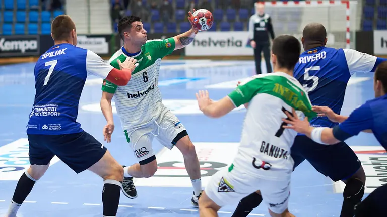 Partido de balonmano jugado entre Anaitasuna y Benidorm jugado en el Pabellón Anaitasuna de Pamplona. MIGUEL OSÉS