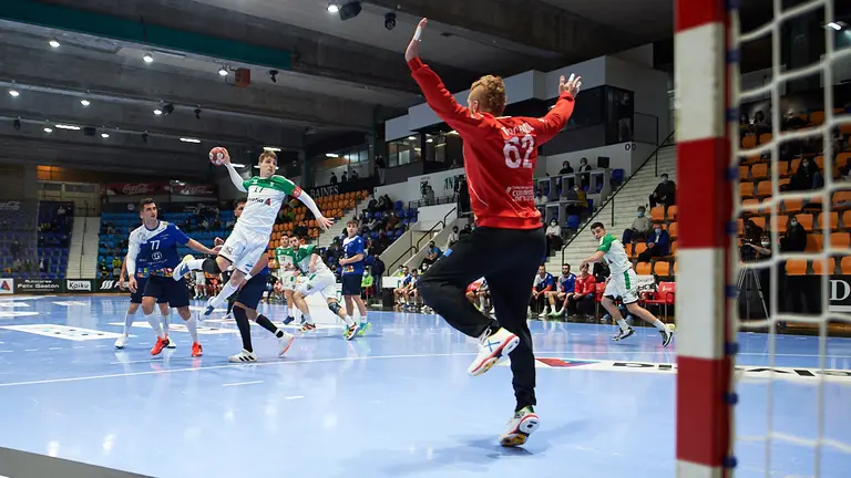 Partido de balonmano jugado entre Anaitasuna y Benidorm jugado en el Pabellón Anaitasuna de Pamplona. MIGUEL OSÉS