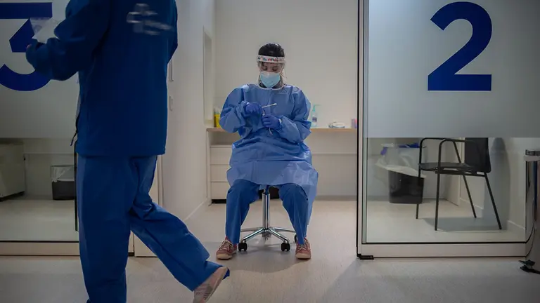 Una profesional sanitaria sostiene muestras de pruebas PCR
David Zorrakino / Europa Press