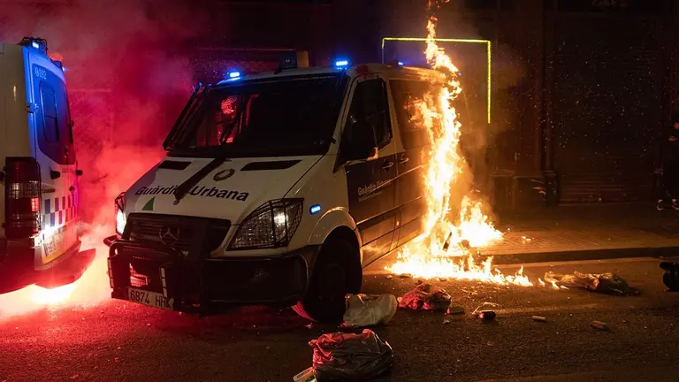 Queman una furgoneta de la Guardia Urbana de Barcelona durante la manifestación de Barcelona en apoyo a Pablo Hasel. LORENA SOPENA - EUROPA PRESS