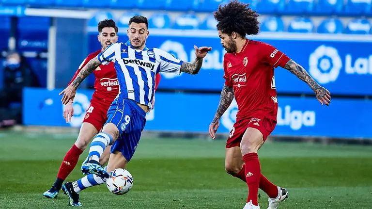 Joselu intenta regatear a Aridane en el partido Alavés - Osasuna. Europa Press.
