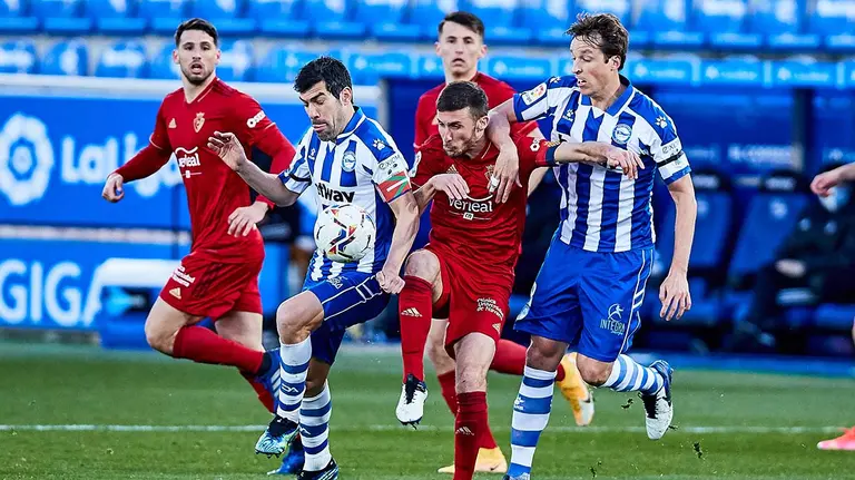 Oier Sanjurjo en pugna con Tomás Pina y Manu García en el Alavés - Osasuna. Europa Press.