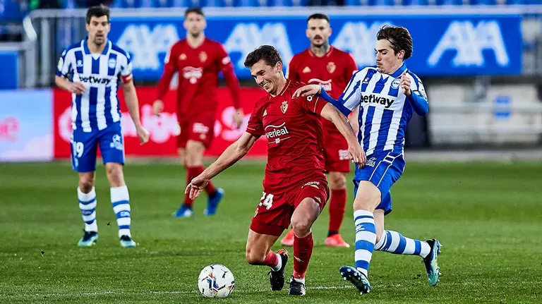 Lucas Torró ante Iñigo Córdoba en el Alavés - Osasuna. Europa Press.