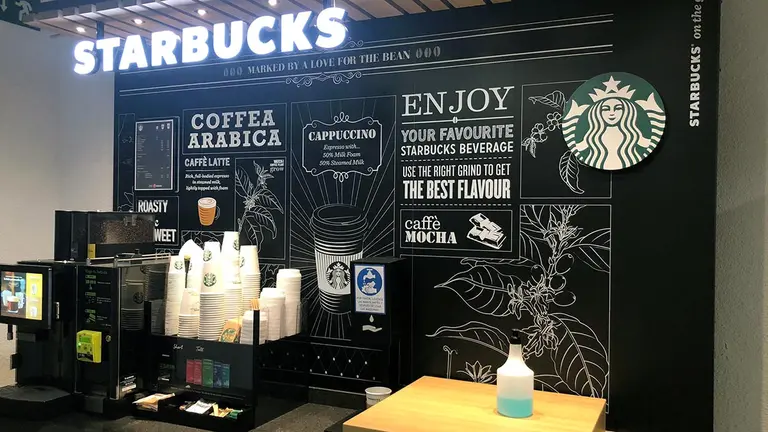 Punto de venta de la marca Starbucks instalado en el Palacio de Navarra.