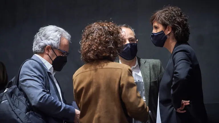 Carlos Perez Nievas y Sanchez de Muniain, ambos miembros de Navarra Suma, hablan con Ainhoa Unzu, miembro del PSN, durante la mesa y junta de portavoces. MIGUEL OSÉS