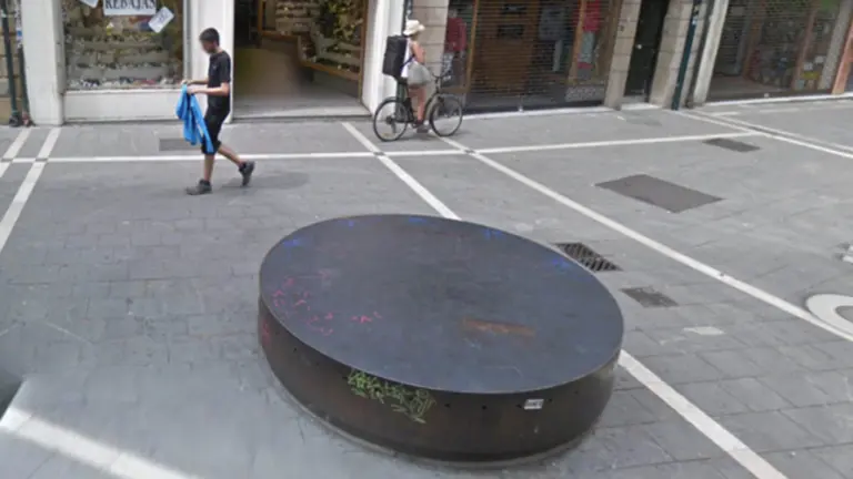 Pozo medieval tapado con un armazón metálico ubicado en la calle del Pozo Blanco. GOOGLE MAPS