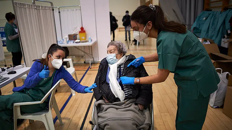 Inicio de la vacunación del coronavirus a las personas mayores de 90 años en el polideportivo de Azpilagaña. PABLO LASAOSA