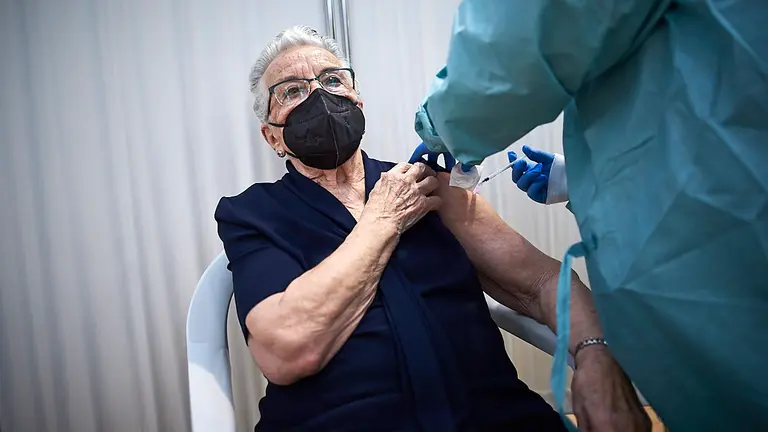 Inicio de la vacunación del coronavirus a las personas mayores de 90 años en el polideportivo de Azpilagaña. PABLO LASAOSA