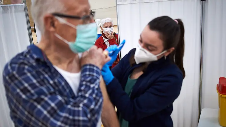 Inicio de la vacunación del coronavirus a las personas mayores de 90 años en el polideportivo de Azpilagaña. PABLO LASAOSA