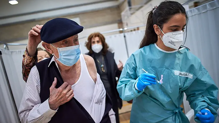 Inicio de la vacunación del coronavirus a las personas mayores de 90 años en el polideportivo de Azpilagaña. PABLO LASAOSA