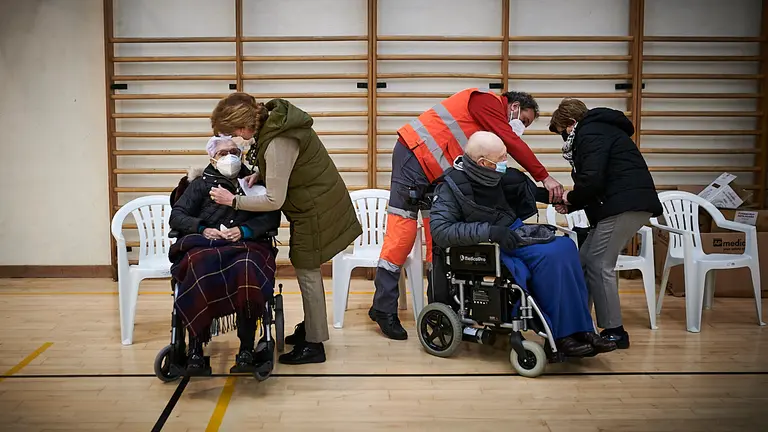 Inicio de la vacunación del coronavirus a las personas mayores de 90 años en el polideportivo de Azpilagaña. PABLO LASAOSA