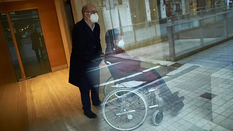 Miguel junto a su madre minutos antes de salir a la calle para ir a vacunarse. PABLO LASAOSA