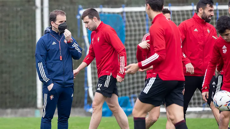 Arrasate en un entrenamiento de los jugadores rojillos en Tajonar. CA Osasuna.