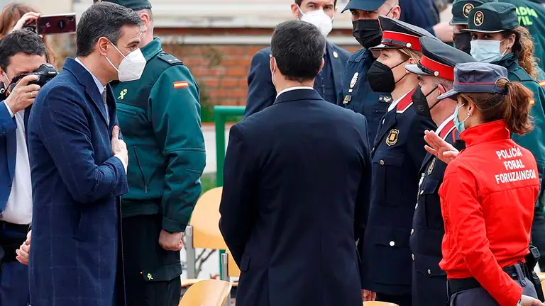 El presidente del Gobierno, Pedro Sánchez (i) saluda a miembros de los Mossos d'Esquadra y la policía Foral Navarra tras el acto en el que se destruirán varios centenares de armas incautadas en décadas pasadas a las bandas terroristas ETA y GRAPO celebrado en la Academia de la Guardia Civil de Valdemoro (Madrid). EFE/Chema Moya