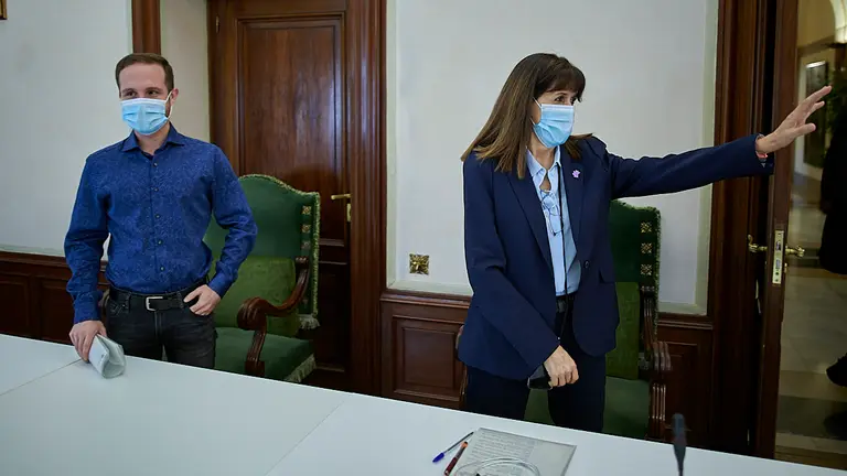 Xabier Sagardoy y Maite Esporrín concejales del Ayuntamiento de Pamplona, durante el pleno de marzo. PABLO LASAOSA