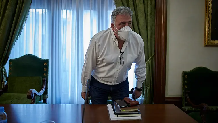 Joseba Asirón en su asiento del pleno del Ayuntamiento. PABLO LASAOSA