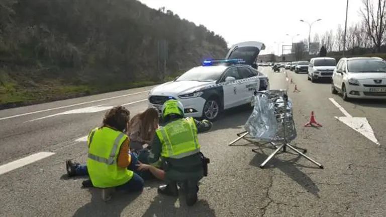 Accidente de un motorista en Sarriguren, en la PA-30. GUARDIA CIVIL