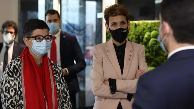 La ministra de Asuntos Exteriores, Unión Europea y Cooperación, Arancha González Laya, y la presidenta del Gobierno de Navarra, María Chivite, visitan la empresa das-Nano y Veridas con sede en Tajonar. CEDIDA