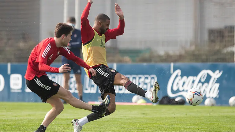 Javi Martínez y Jonas Ramalho en un entrenamiento en Tajonar. CA Osasuna.