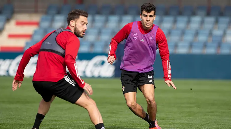 Roberto Torres y Manu Sánchez en un entrenamiento  en Tajonar. CA Osasuna.
