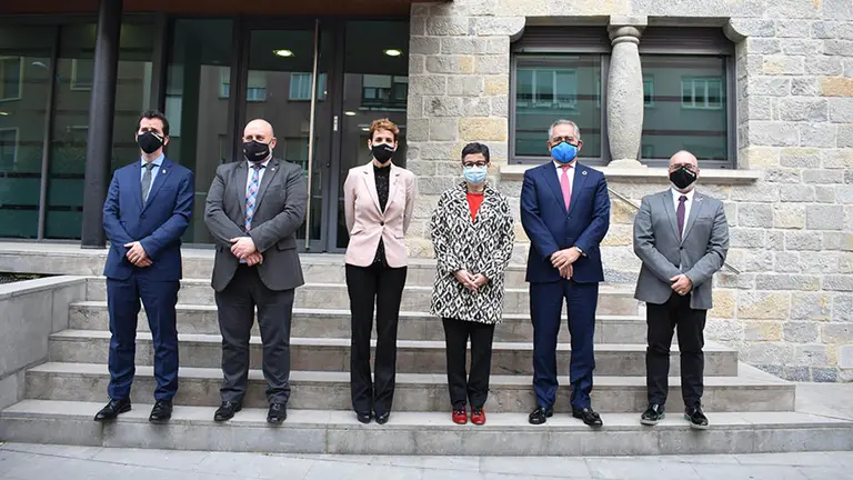 De izda. a dcha.: Mikel Irujo, consejero de Desarrollo Económico y Empresarial del Gobierno de Navarra; José Luis Arasti, delegado del Gobierno en Navarra; María Chivite, presidenta del Gobierno de Navarra; Arancha González; ministra de Asuntos Exteriores, Unión Europea y Cooperación; Juan Miguel Sucunza, presidente de la Confederación Empresarial Navarra (CEN); y Juan Cruz Cigudosa, consejero de Universidad, Innovación y Transformación Digital del Gobierno de Navarra. CEN