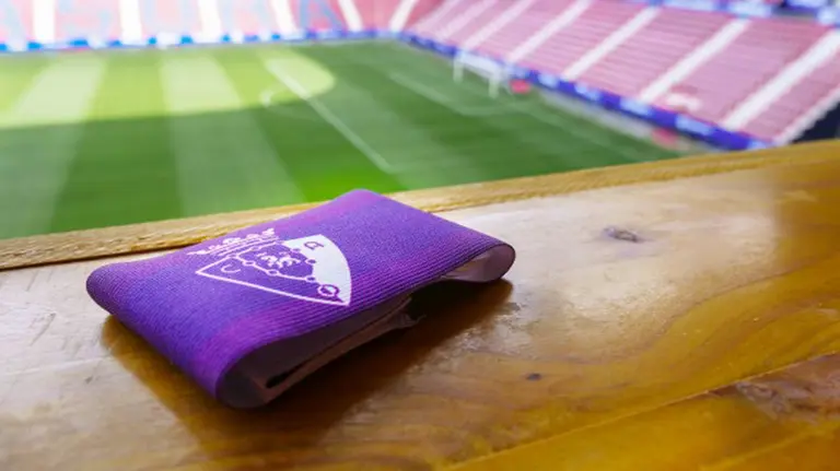 Brazalete morado para recordar el día internacional de la mujer. CA Osasuna.