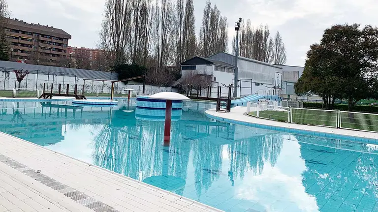 Piscina de recreo en las instalaciones deportivas de Oberena. Navarra.com