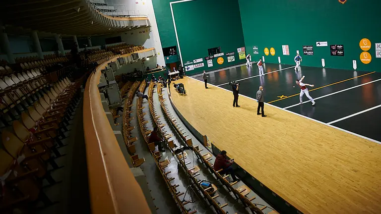 Artola y Aranguren se enfrentan a Peña y Albisu en el frontón Labrit de Pamplona. PABLO LASAOSA
