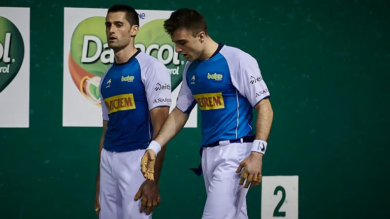 Artola y Aranguren se enfrentan a Peña y Albisu en el frontón Labrit de Pamplona. PABLO LASAOSA