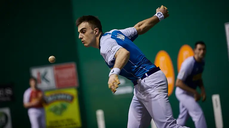Artola y Aranguren se enfrentan a Peña y Albisu en el frontón Labrit de Pamplona. PABLO LASAOSA