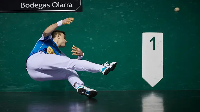 Artola y Aranguren se enfrentan a Peña y Albisu en el frontón Labrit de Pamplona. PABLO LASAOSA