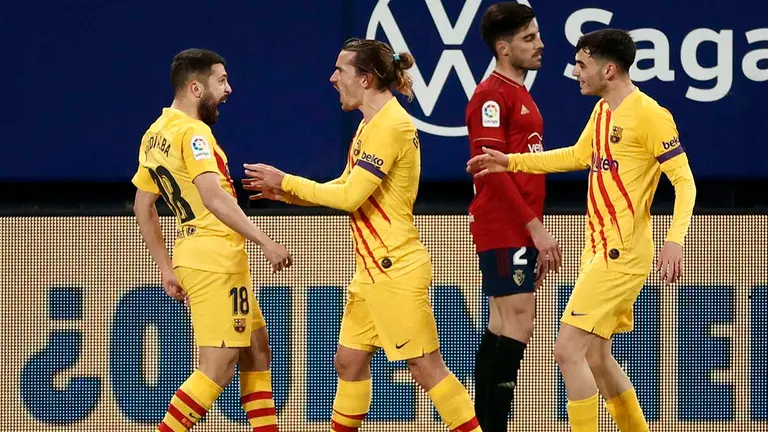 GRAF9772. PAMPLONA, 06/03/2021.- El lateral del FC Barcelona Jordi Alba (i) celebra con sus compañeros tras marcar ante Osasuna, durante el partido de Liga en Primera División que disputan esta noche en el estadio de El Sadar, en Pamplona. EFE/Jesús Diges
